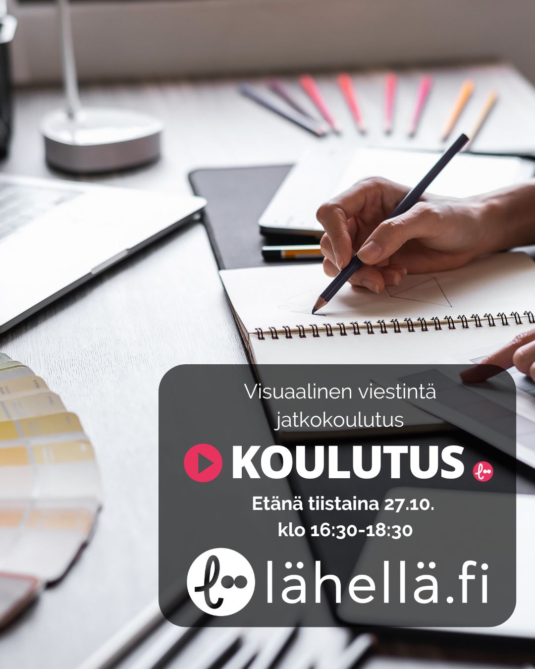 Visuaalinen viestintä jatkokoulutuksen kuva, jossa henkilö piirtää kynällä vihkoon ja edessä on väriviuhkoja.